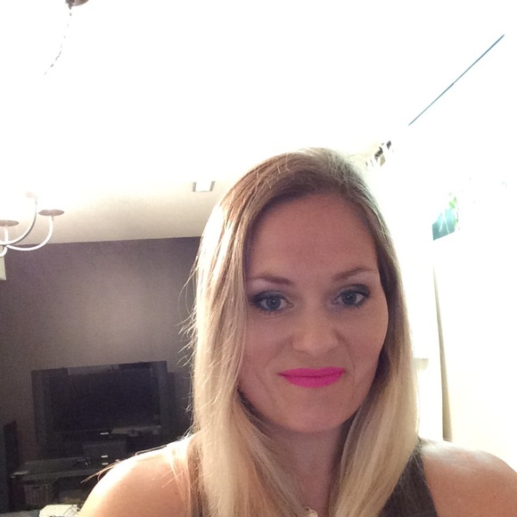 Meet your Posher, Nicole - Picture 1 of 1